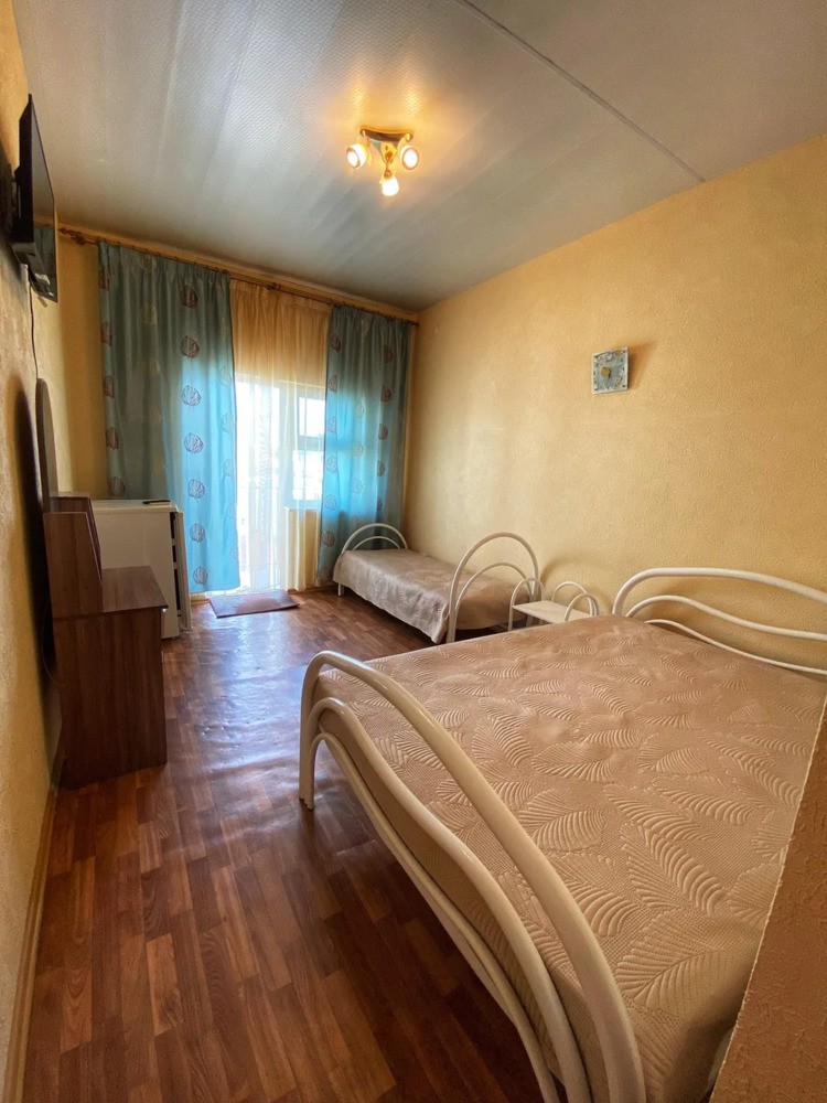 Трехместный номер с одной двуспальной и одной односпальной кроватью на 2-ом этаже (терраса)