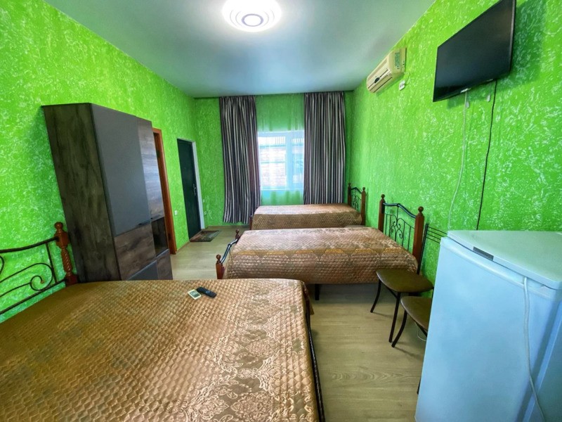 Четырехместный номер на 1-ом этаже двуспальная кровать и две односпальные