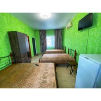 Четырехместный номер на 1-ом этаже двуспальная кровать и две односпальные