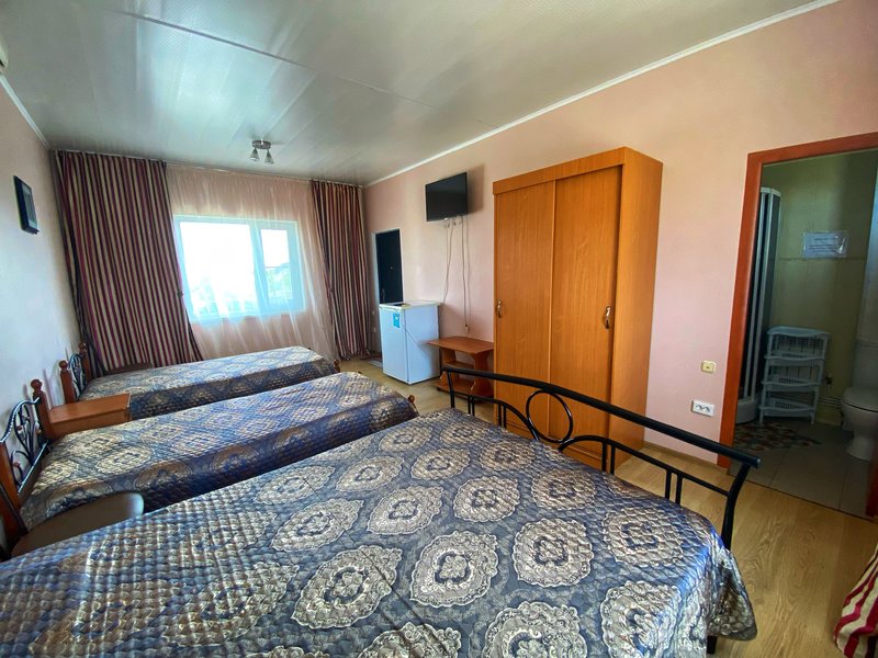 Четырехместный номер на 2-ом этаже двуспальная кровать и две односпальные кровати (терасса)